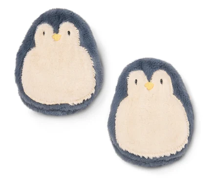 Deux manchots en peluche sur fond blanc.