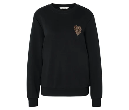Sweat-shirt noir avec un petit cœur sur la poitrine.