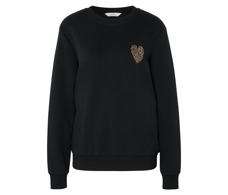 Sweat-shirt noir avec un petit cœur sur la poitrine.