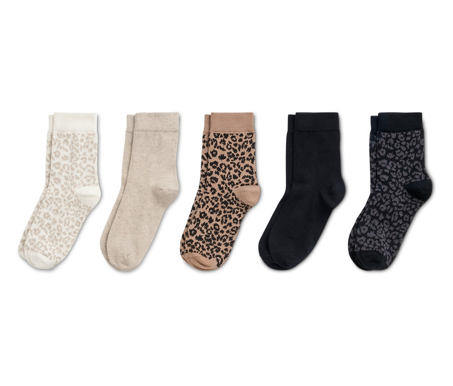 Cinq paires de chaussettes de différentes couleurs et motifs sont alignées côte à côte.