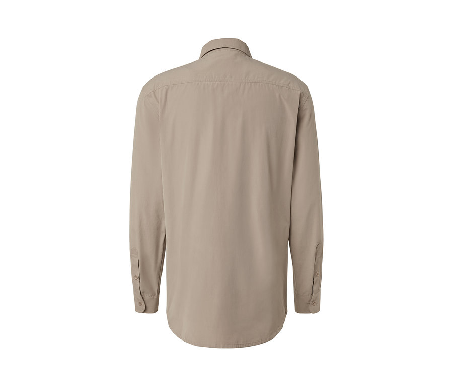 Vue arrière d’une chemise d’extérieur avec protection anti-moustiques.