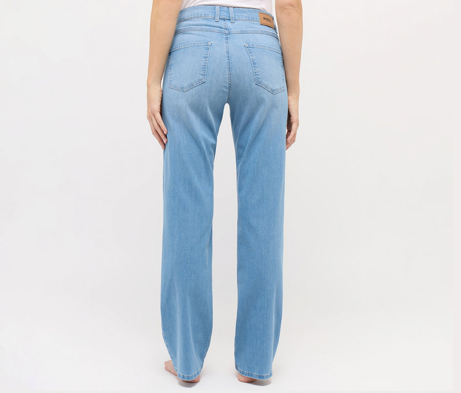 Personne vue de dos portant un jean Angels « Lara » coupe droite bleu clair.