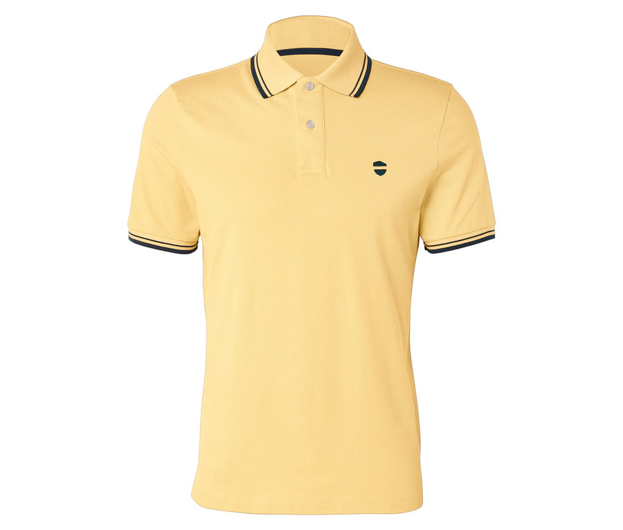 Polo jaune avec des accents bleu marine sur le col et les manches.