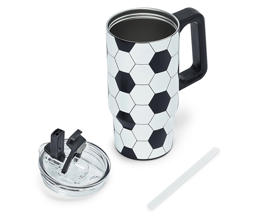 Une tasse de football avec une poignée noire, un couvercle transparent et une paille blanche sur un fond blanc.