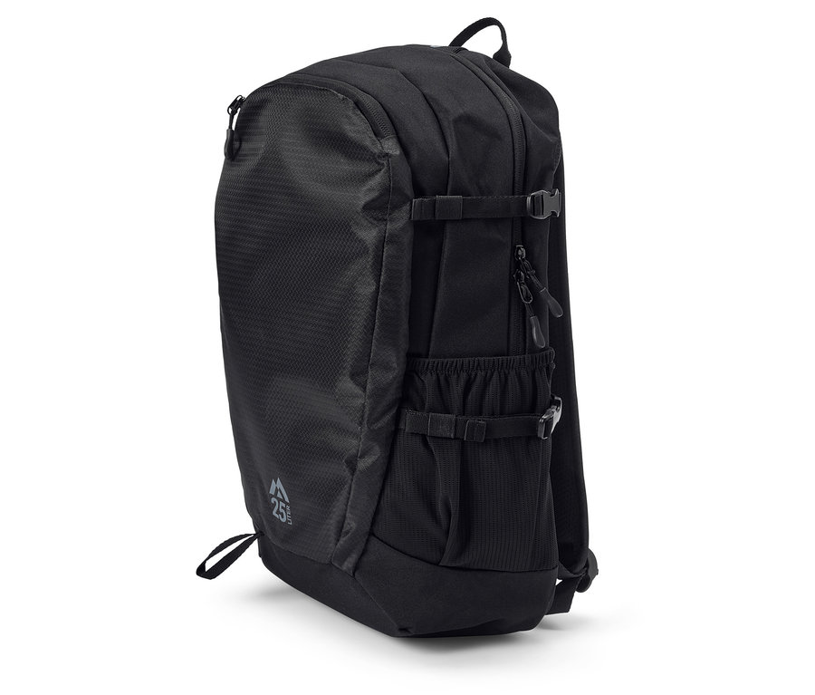 Un sac à dos noir posé sur une surface blanche.