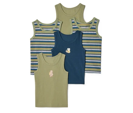 Cinq débardeurs pour enfants sont superposés, dont deux vert olive, un bleu avec un motif d'ours et deux rayés.