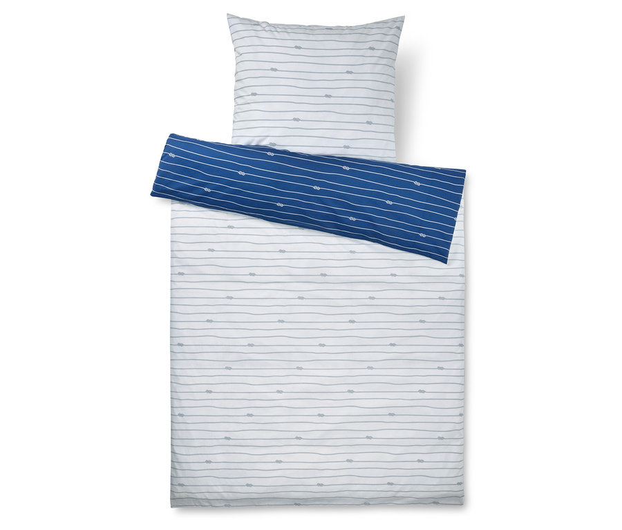 Vue de dessus d'un lit avec des draps et un oreiller à rayures blanches et grises et une couverture à rayures bleues et blanches.