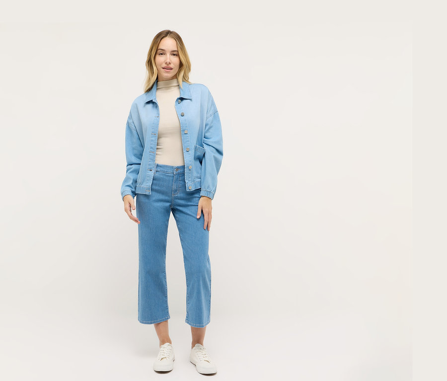 Femme portant un blouson en denim Angels et un jean assorti.