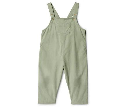 Salopette vert clair pour enfants avec poche poitrine, isolée sur fond blanc.