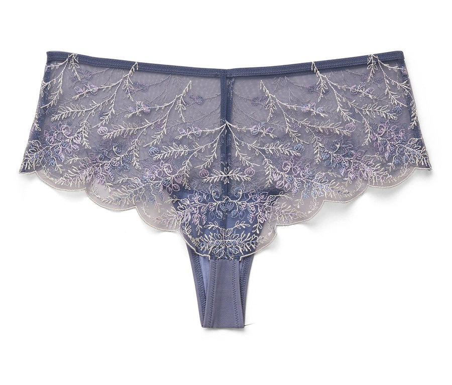 Sous-vêtement bleu pour femme avec de la dentelle florale sur fond blanc.