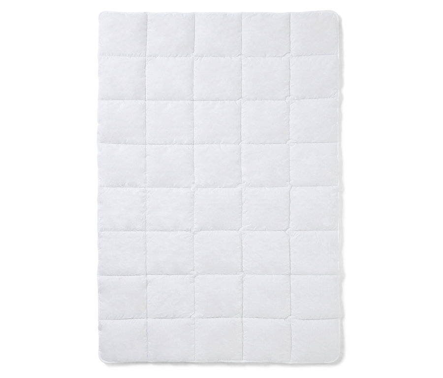 Une couette matelassée blanche Cell Solution® de taille normale et de grande taille est posée à plat sur un fond clair.
