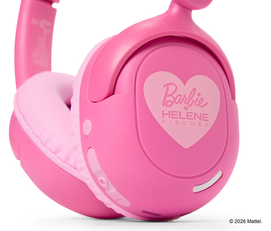 Gros plan d'un casque Barbie rose avec l'inscription "Barbie HELENE FISCHER" dans un cœur rose clair.