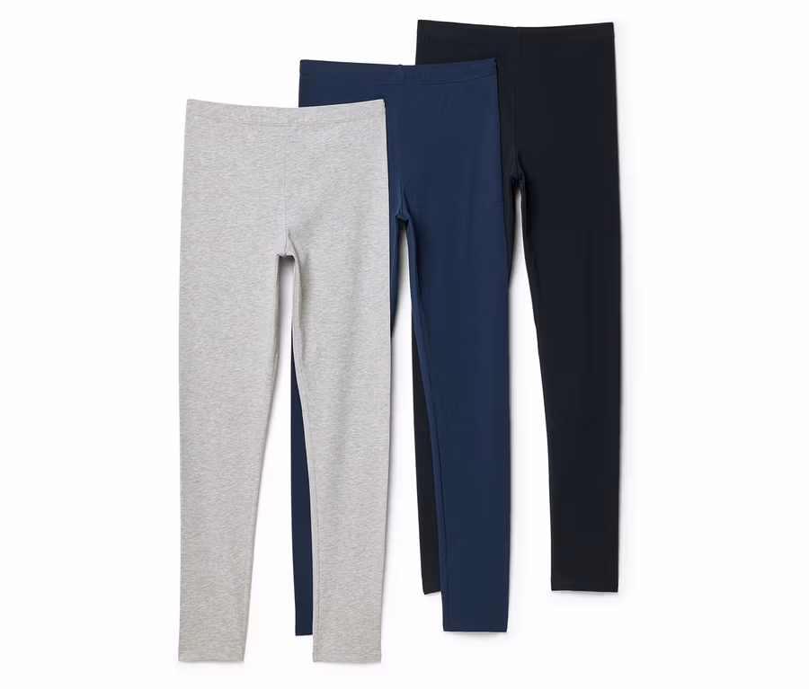 Trois leggings gris, bleu marine et noir sont superposés sur un fond blanc.