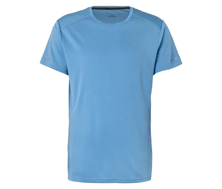 Un haut de sport bleu clair à manches courtes est posé sur un fond blanc.