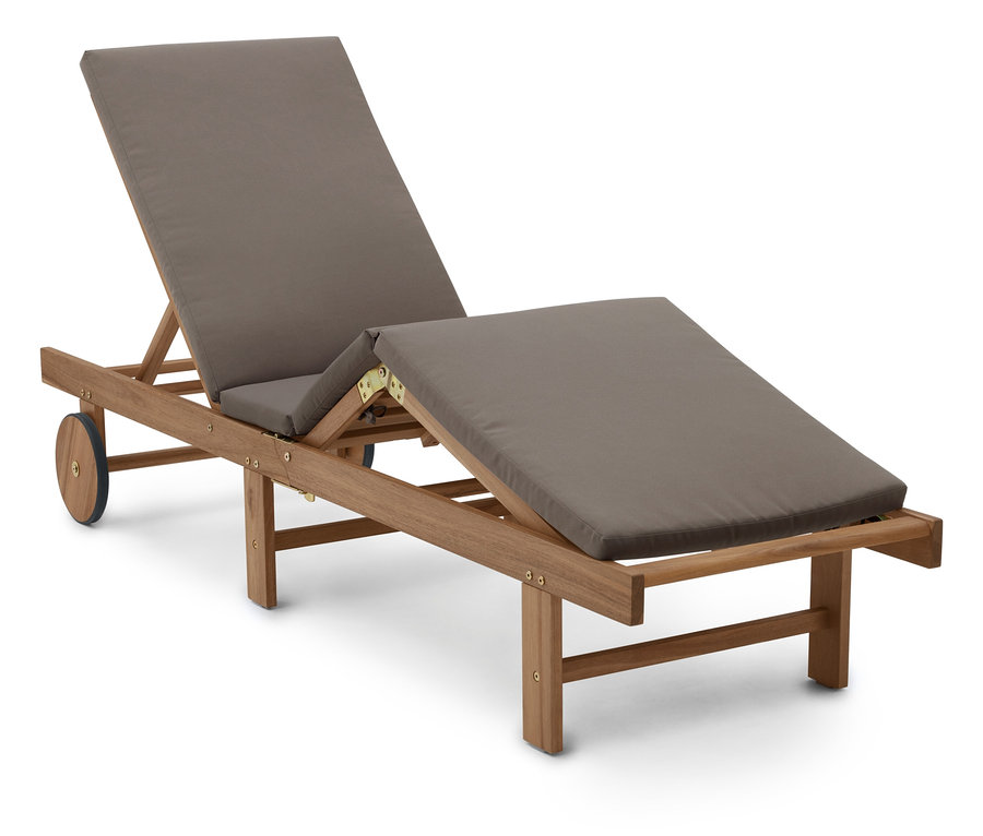 Une seule chaise longue en bois avec des coussins gris sur un fond blanc.