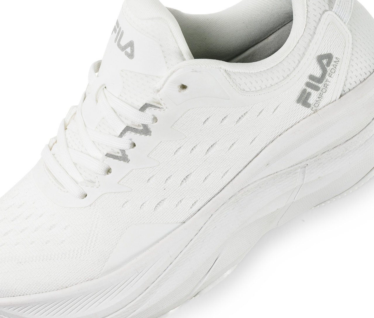 Gros plan d'une seule basket blanche FILA Retron pour femmes.