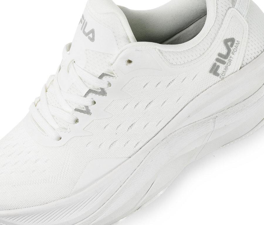 Gros plan d'une seule basket blanche FILA Retron pour femmes.