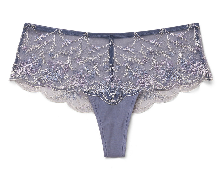 String bleu pour femme avec dentelle florale sur fond blanc.