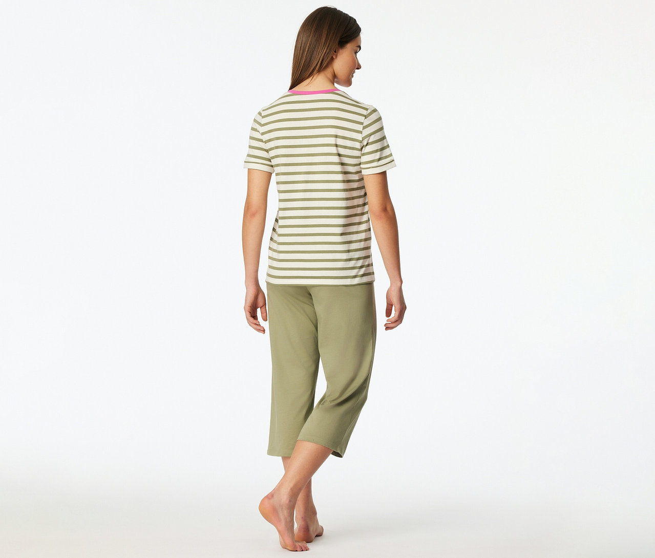 Femme de dos portant un set de pyjama 3/4 SCHIESSER, composé d'un t-shirt rayé beige/vert olive avec un col rose et d'un pantalon 3/4 vert olive.