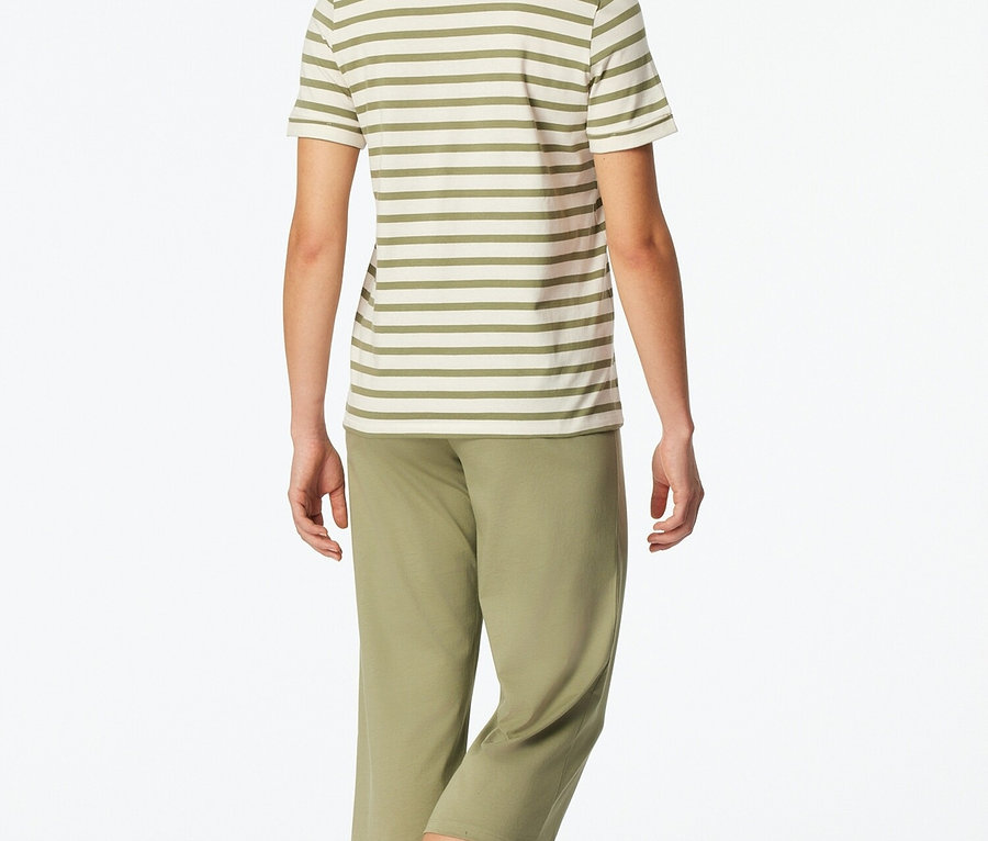 Femme vue de dos portant un haut rayé et un pantalon vert.