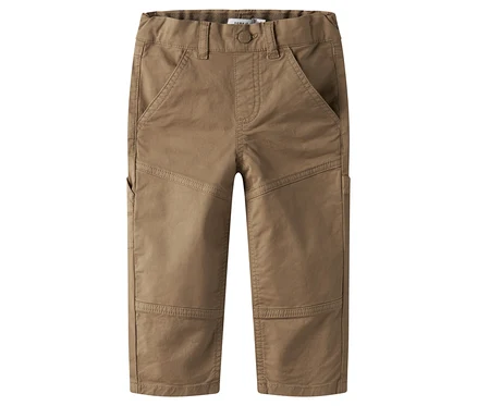 Pantalon en sergé NAME IT kaki en studio.