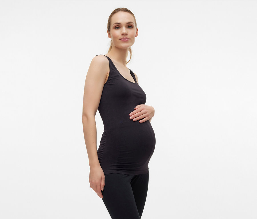 Femme enceinte, la main sur le ventre, portant un débardeur noir MAMALICIOUS «
MLHEAL
» taille unique.