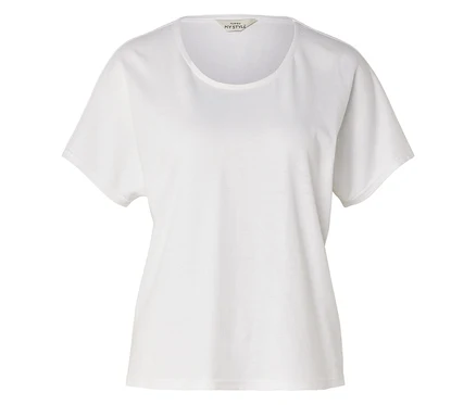 T-shirt blanc à manches courtes et encolure ras du cou.