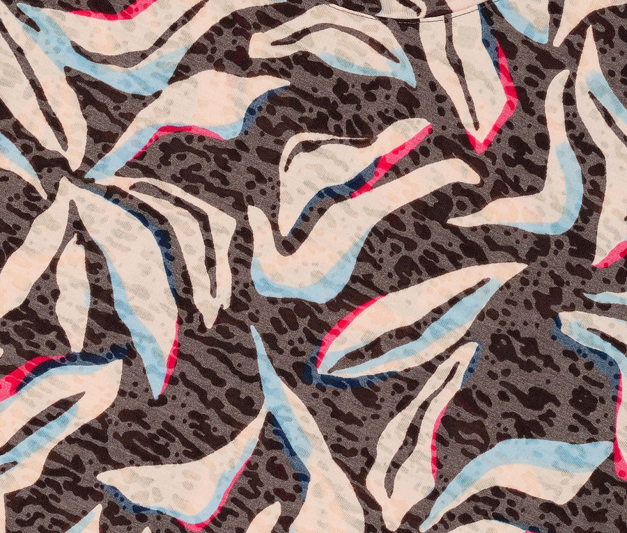 Gros plan sur un t-shirt manches courtes CECIL bleu avec motif abstrait et encolure marron.