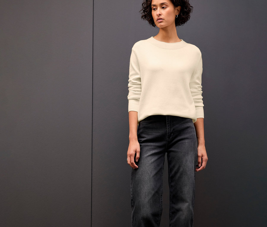Femme portant un pull en tricot beige à bord roulé de Street One.