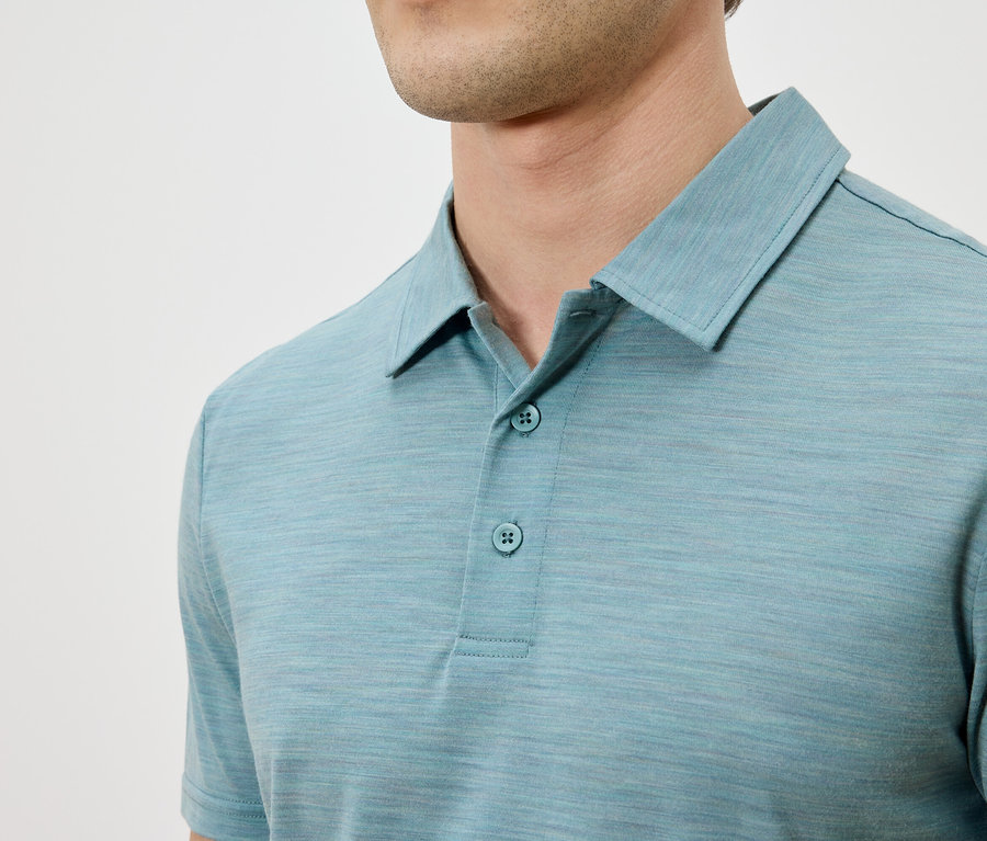 Gros plan d'un homme portant un polo bleu clair.