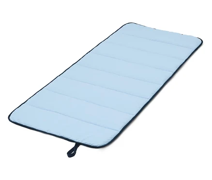 Matelas à langer matelassé bleu clair avec bordure bleu foncé sur fond blanc.
