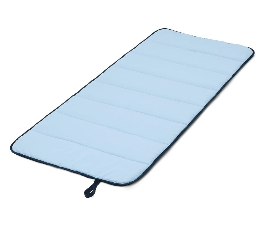 Matelas à langer matelassé bleu clair avec bordure bleu foncé sur fond blanc.