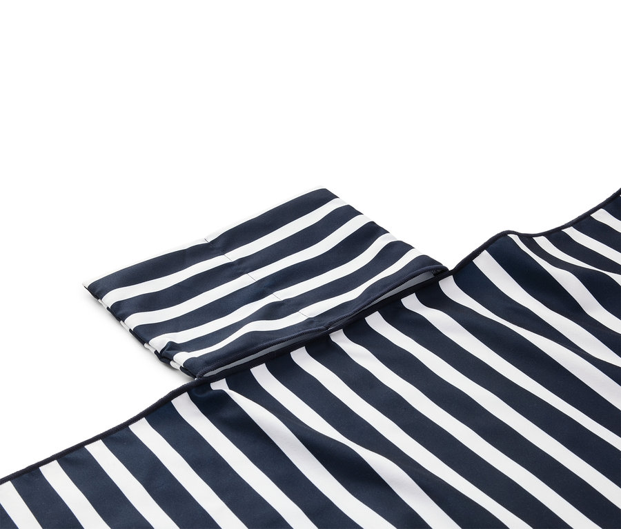 Gros plan d'une serviette de plage rayée bleu et blanc avec une capuche.
