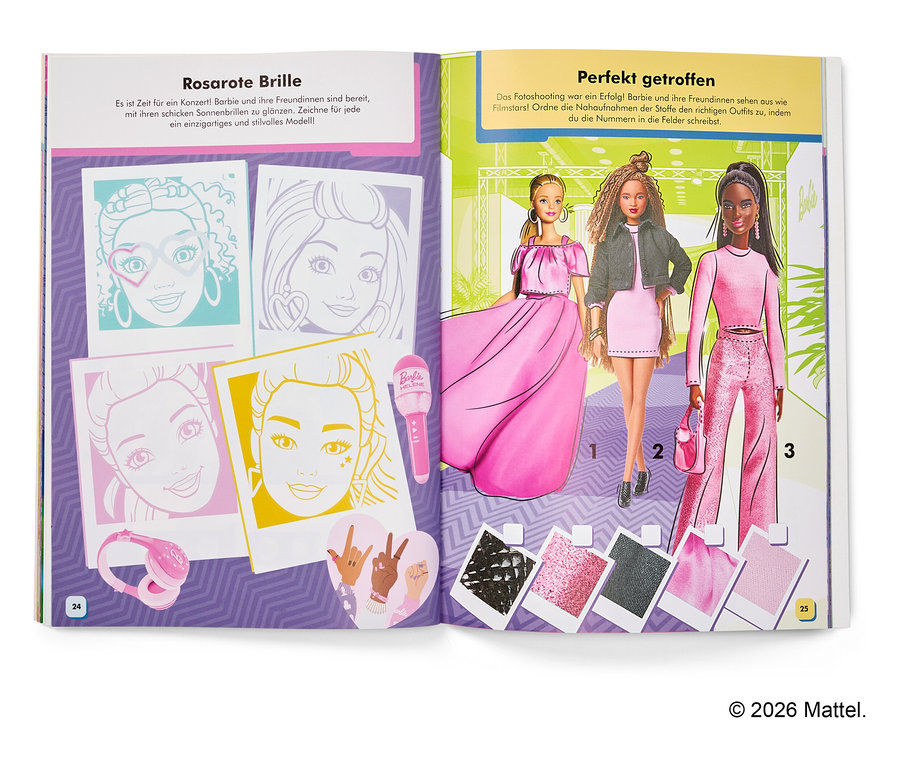 Un livre d'activités Barbie ouvert présente des dessins de trois poupées Barbie et d'accessoires à colorier.