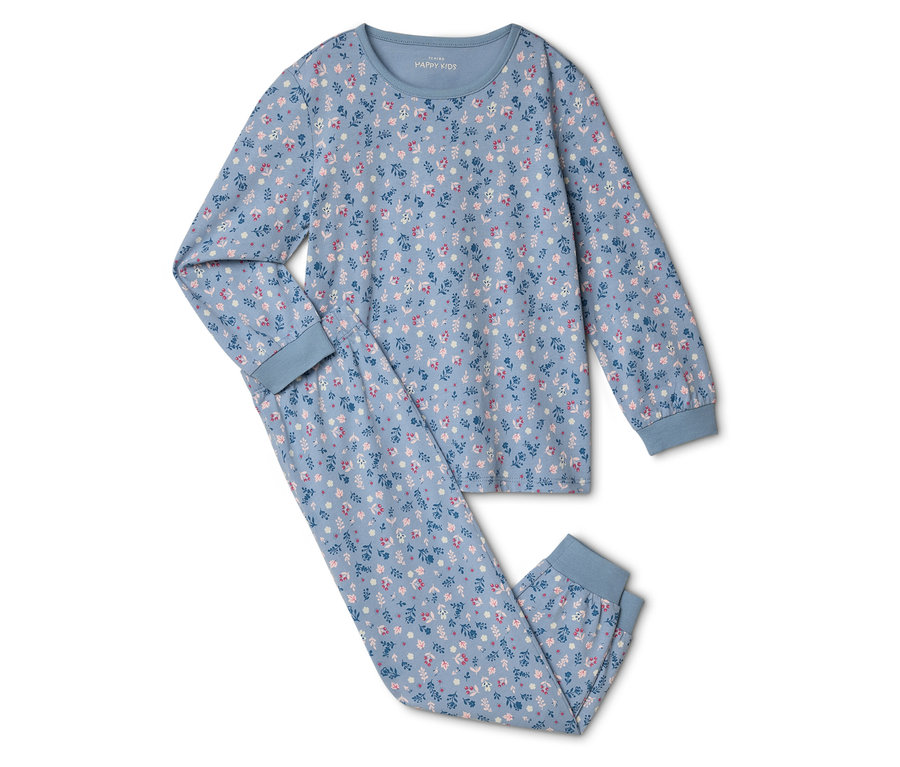 Un pyjama bleu clair à motifs floraux, composé d'un haut à manches longues et d'un pantalon, est posé sur un fond blanc.