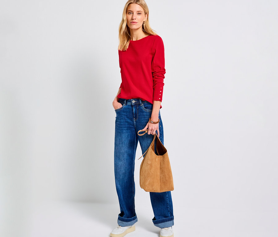 Femme portant un maillot côtelé Street One rouge, un jean et un sac.