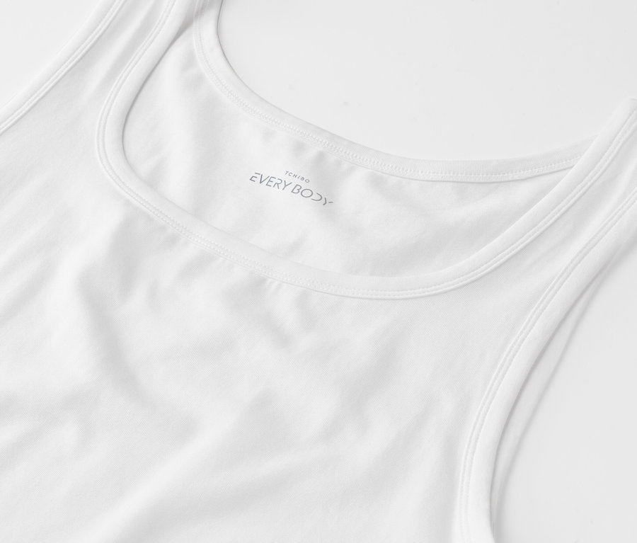 Gros plan d'un débardeur blanc.
