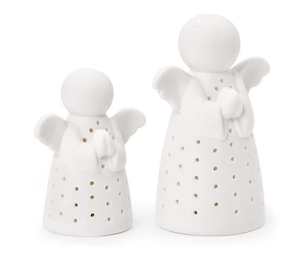 Deux figurines d'anges en céramique blanche, une plus grande et une plus petite, avec les mains jointes et des corps perforés.
