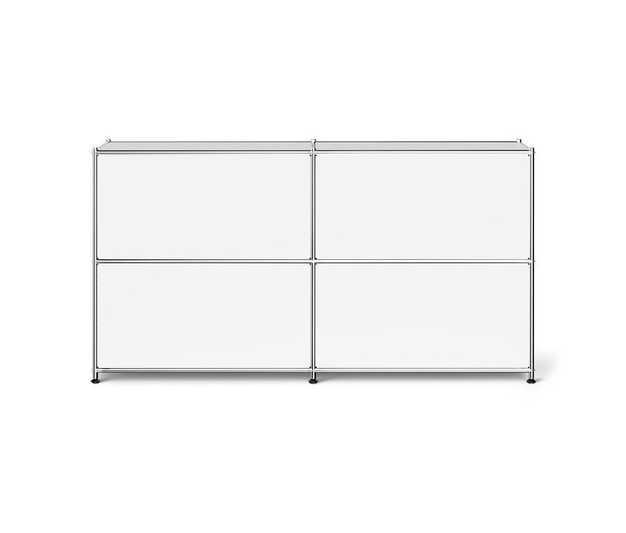 Un meuble de rangement modulaire blanc avec un cadre chromé. Il possède quatre compartiments fermés disposés en deux rangées et deux colonnes, et repose sur de petits pieds noirs.