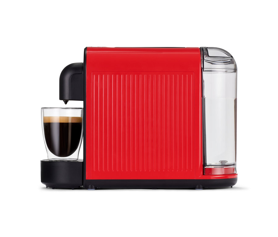 Une machine à café rouge Cafissimo now red avec une tasse de café sur fond blanc.