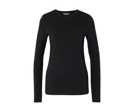 T-shirt noir à manches longues.