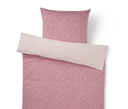 Parure de lit rose avec motif de feuilles et revers rose clair.