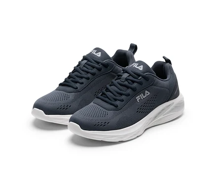 Une paire de chaussures de sport Fila gris foncé avec des semelles blanches et des logos Fila blancs, sur fond blanc.