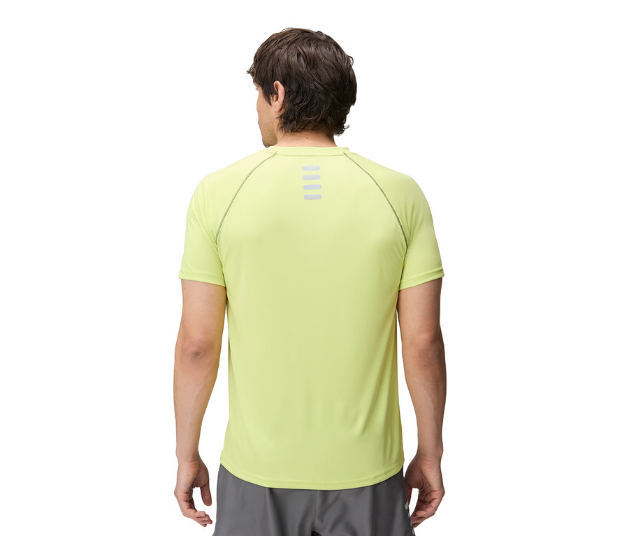 Homme de dos portant un T-shirt technique pour homme FILA vert citron avec des bandes réfléchissantes au dos et un short gris.