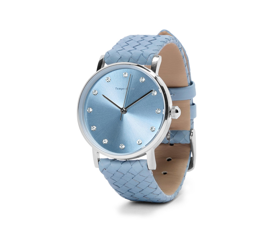 Gros plan d'une montre-bracelet avec un cadran bleu clair, un boîtier argenté et un bracelet tressé bleu clair.