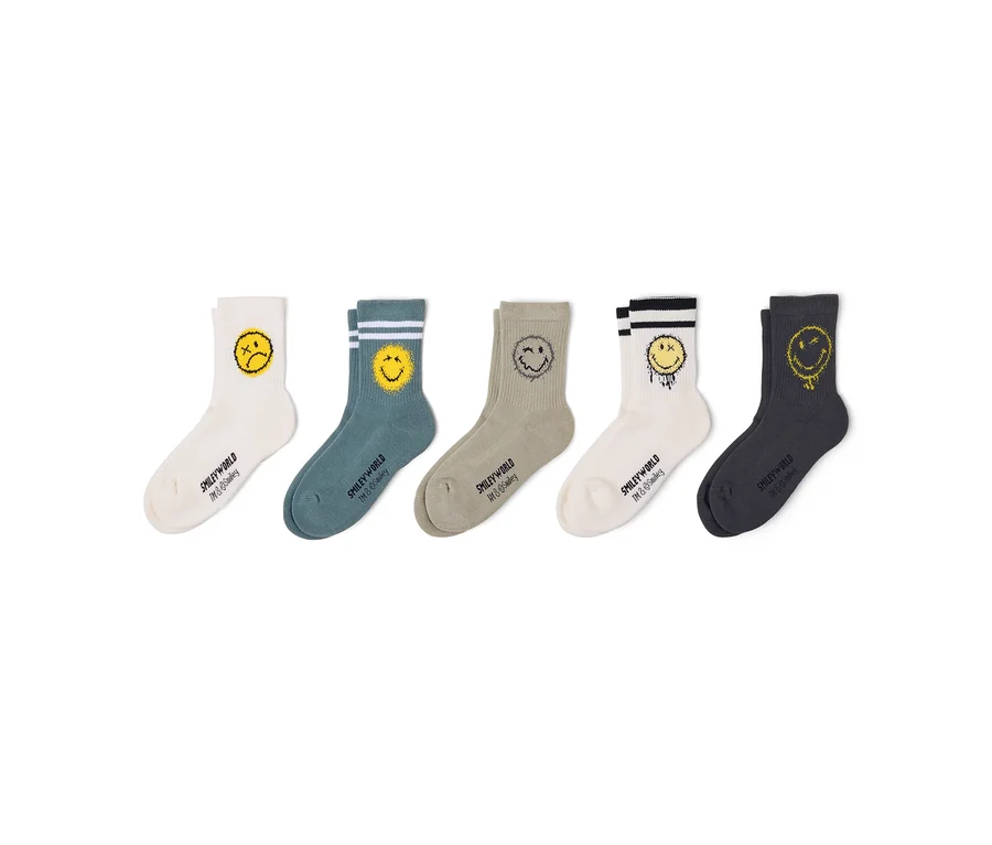 Cinq paires de chaussettes blanches, bleues, beiges, gris clair et gris foncé avec différents motifs de smileys côte à côte.