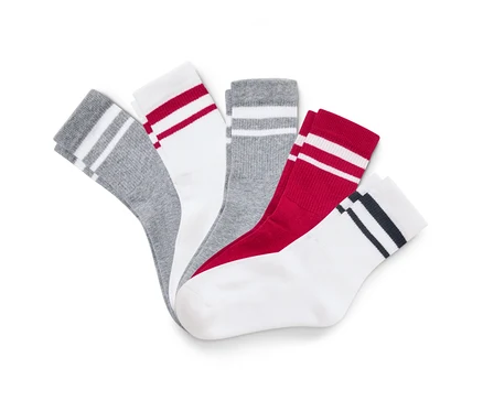 Cinq chaussettes sont disposées côte à côte, avec des motifs à rayures gris, rouge et noir sur fond blanc.
