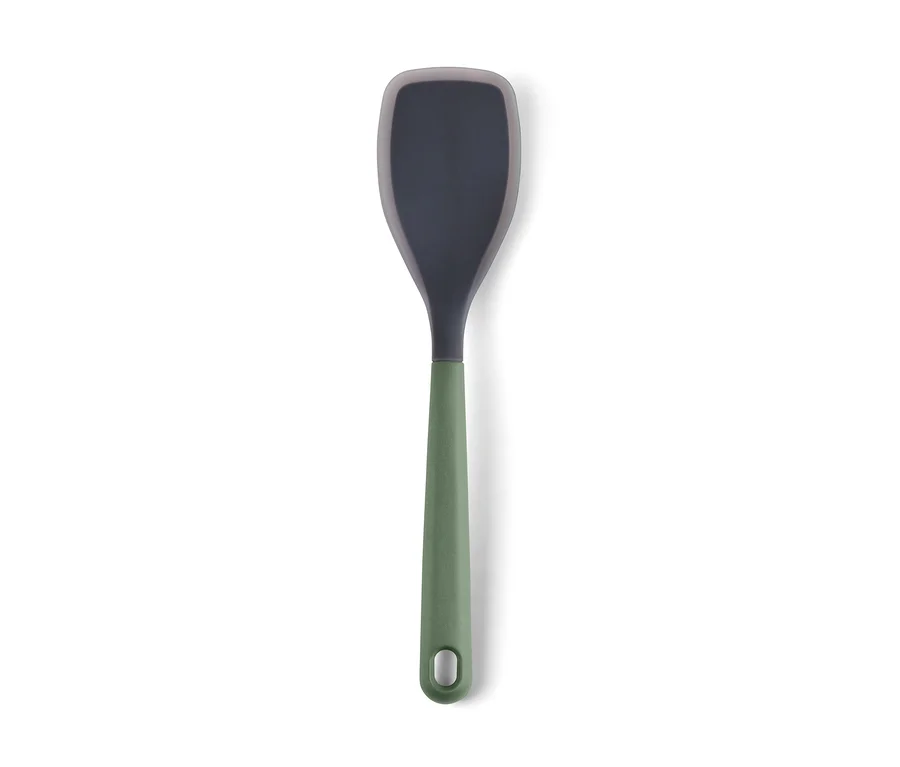 Une spatule de cuisine grise avec un manche vert repose sur un fond blanc.