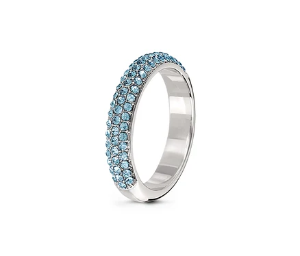 Gros plan d'une bague argentée ornée de cristaux bleu clair.