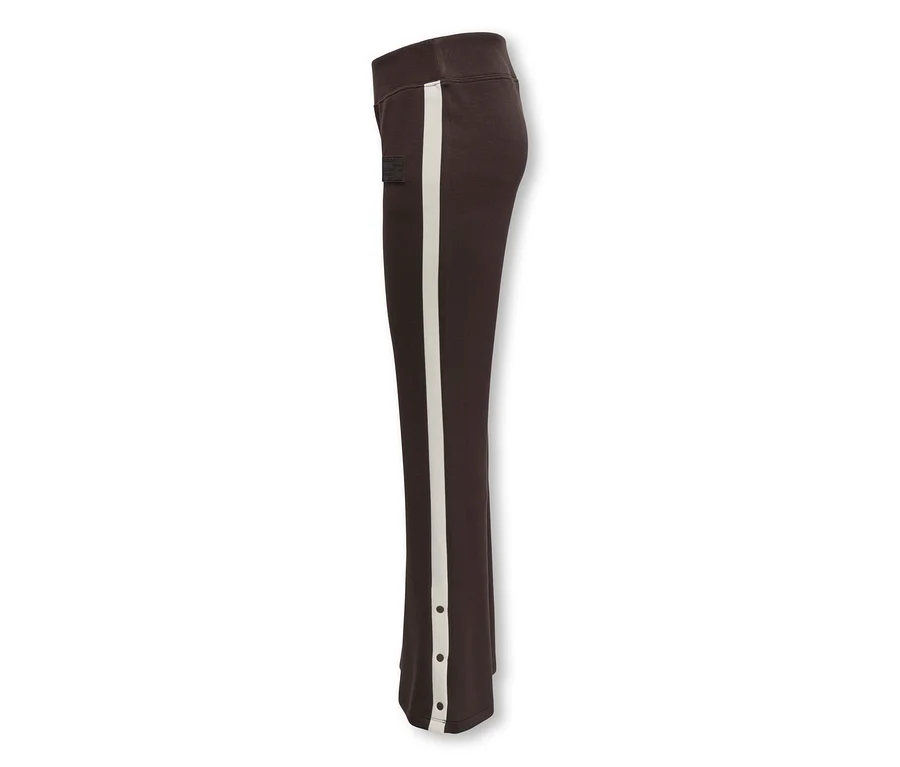 Pantalon marron foncé avec bande latérale blanche et boutons-pression sur le bas de la jambe, vu de côté.